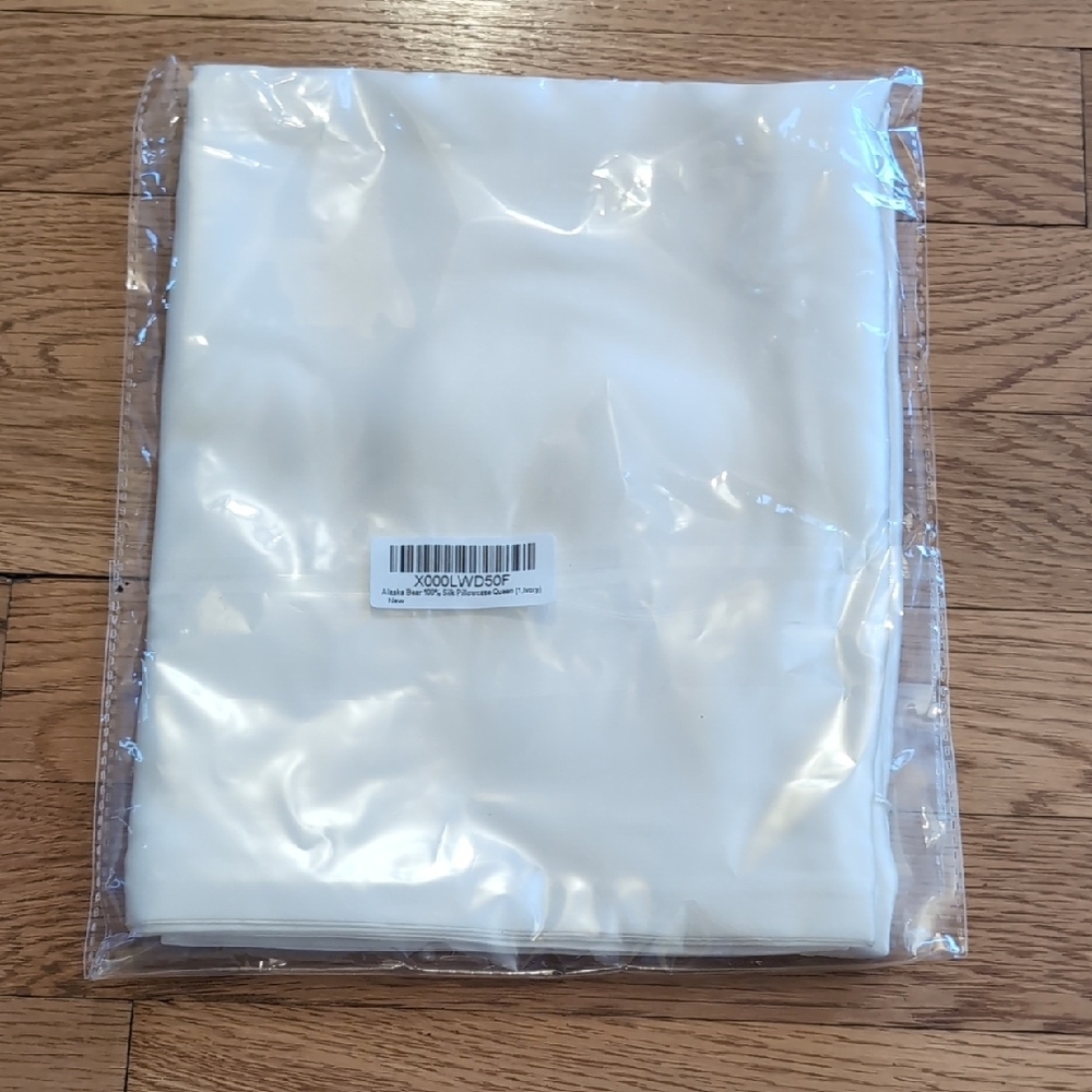 White Silk Alaska Bear Queen Pillow Case NEW - Picture 2 of 3